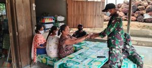 Anggota Satgas Yonif 144/JY Sosialisasikan Prokes dan Bagikan Masker di Batas Negeri