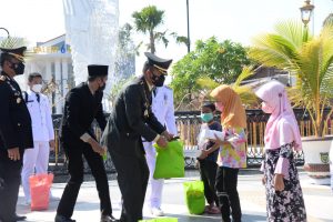 Hari Kemerdekaan, Danrem dan Forkopimda Kota Madiun Bagi-Bagi Bansos