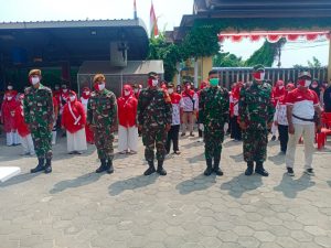 Danramil 04/Ck Hentikan Sejenak Giat Vaksin dan Ajak Warga Ikuti Upacara