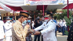 Kapolsek Tambelang Bersama Camat Sukawangi Memberikan Hadiah Kepada Emon yang Gagalkan Aksi Begal