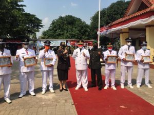 Personil Polsek Tambelang Ikut Upacara Bendera HUT RI ke-76 di Dua Tempat Berbeda
