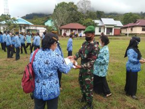Sebelum Upacara Peringatan HUT ke-76 Republik Indonesia, Personel Satgas Yonif 144/JY Bagikan Masker
