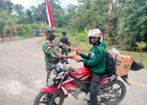 Jelang Peringatan HUT ke-76 Republik Indonesia, Satgas Yonif 512/QY Bagikan Makanan Bergizi Warga Papua