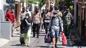 Dandim 1611/ Badung Beserta Kapolresta Antar Langsung Warga Menuju Isoter