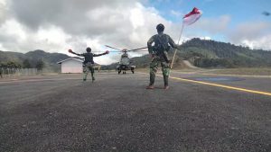 Peringatan Hari Ulang Tahun ke-76 Republik Indonesia di Intan Jaya, Satgas Yonif PR 501/BY Kibarkan Bendera Raksasa