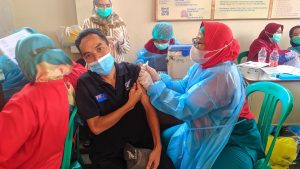 Kegiatan Vaksinasi Massal Doksin II Di lakukan Di Kelurahan Pabuaran