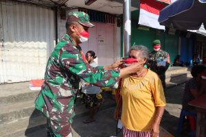 Peringati Detik – Detik Proklamasi RI, TNI di Kota Jayapura Bagikan Masker Merah Putih Kepada Warga
