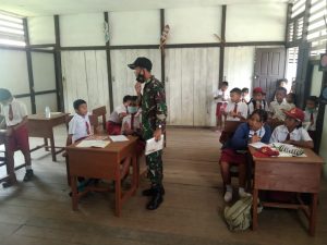 Selain Menjadi Tenaga Pendidik, Pratu Siregar Juga Sosialisasikan Prokes di SD Bakul