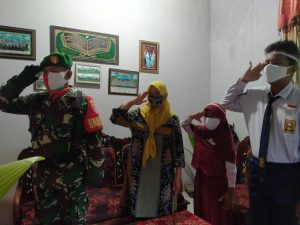 Babinsa Beserta Keluarganya Beri Penghormatan saat Detik-detik Proklamasi Kemerdekaan Republik Indonesia Ke-76 Di Rumah