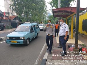 KASATPEL PERHUBUNGAN KECAMATAN PALMERAH MEREKAYASA LALU LINTAS DENGAN PEMASANGAN MCB BETON DI PALMERAH UTARA JAKARTA BARAT