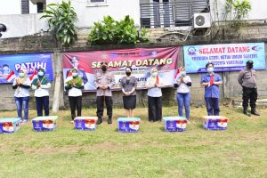 Usai Divaksin, Buruh di Tangerang Dapat Sembako. Terdampak PPKM, Polda Banten Salurkan 1000 Paket Sembako Kepada Buruh dan Masyarakat di Tangerang