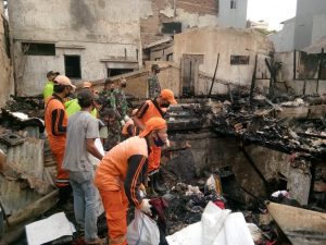 Babinsa Koramil 02/TB Bersama Tiga Pilar Melaksanakan Karya Bhakti Bersihkan Sisa Pasca Kebakaran