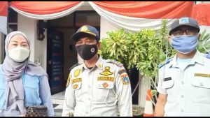 Antusias Warga Menerima Nasi Kotak di Terminal Grogol 