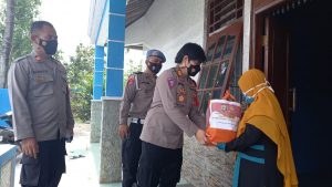 Menyambut HUT Polwan, Kapolsek Tambelang Bagi Paket Sembako untuk Warakawuri