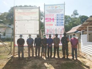 Personel Satgas Yonif 144/JY Sosialisasikan Prokes Dengan Pasang Spanduk di Wilayah Perbatasan