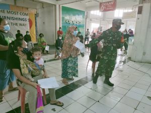 Serbuan Vaksinasi Tingkat RW dan Kelurahan oleh Koramil Jajaran Kodim 0505/JT Untuk Pencapaian Herd Immunity