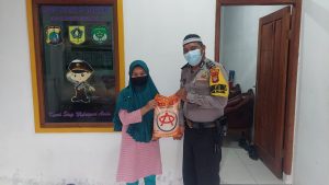 Polsek Bojonggede Membagikan Sembako Beras Kepada Warga Yang Terdampak Covid 19 Dalam Masa PPKM Level 4 DI Desa Rawapanjang Kec. Bojonggede