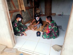 Anggota Satgas Yonif 144/JY Membantu Warga Pembuatan Tikar Anyam di Perbatasan