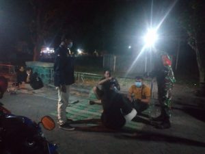 Sisir Jalan Adi Sucipto Anggota Koramil Colomadu Tertibkan Prokes