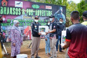 Mensyukuri Hari Ulang Tahun ke-76 Kemerdekaan RI, Kodiklatad bersama Glamping Lake Side melaksanakan Baksos di Kecamatan Rancabali Kabupaten Bandung