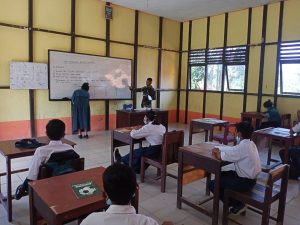 Satgas Pamtas Yonif Mekanis 643/WNS Bantu Mengajar Di SMP Perbatasan RI-Malaysia