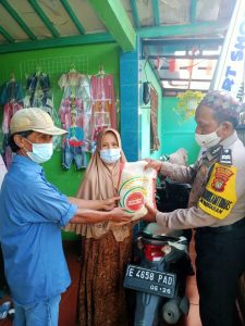 Giat Pembagian Beras Oleh Polsek Bojonggede Di Dua Desa