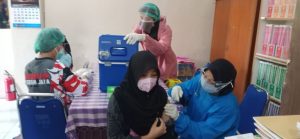 Puluhan Santri Ponpes Alwathoniyah dan Warga Antusias Ikuti Serbuan Vaksinasi Oleh Kodim 0505/JT