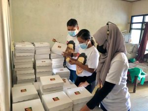 Bekerjasama dengan UMKM, Relawan Muhaimin Peduli Siap Bagikan Nasi Kotak Kepada Para Nakes Di Blitar