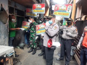 Sosialisasi PPKM Babinsa Koramil 02/TB Bersama Petugas Gabungan Tiga Pilar