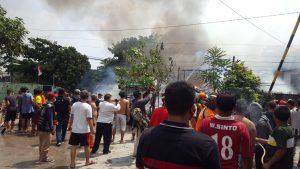 Warga Rw 02 Kedaung Kalianke Cengkareng Jakarta Barat digegerkan oleh terbakarnya 1 rumah warga