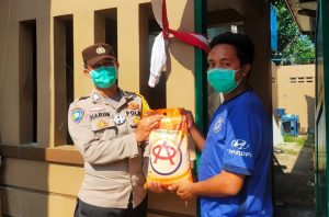 Bagikan Bansos, Polres Kep Seribu Sambangi Warga Terdampak Covid-19 di 7 Pulau