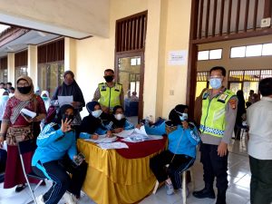 Polsek Tambelang Gelar Vaksinasi Pfizer Bagi Pelajar dan Warga