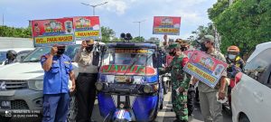 Sosialisasi PPKM Babinsa Koramil 02/TB Bersama Petugas Gabungan Bagikan Masker