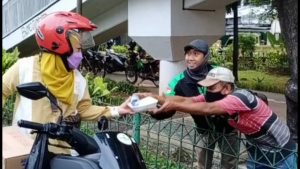 “Mega Merah Peduli,” Berbagi Nasi Kotak di Hari Jumat Barokah