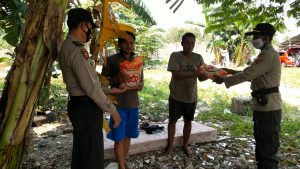 Polsek Tanjung Duren Salurkan Sembako Kepada Warga Slum Area Terdampak Wabah Covid-19