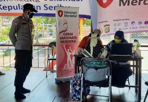 Polsek Kep Seribu Selatan bersama Puskesmas Kelurahan Adakan Suntik Vaksin di RPTRA Pulau Tidung