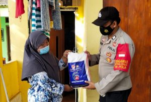 Tak Henti, Polres Kep Seribu Terus Bagikan Bansos Ke Warga Terdampak Covid-19