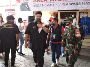 Danramil 02/TB Bersama Kapolsek Tambora Dampingi Walikota Jakbar Tinjau Serbuan Vaksinasi Yang Diprakarsai Artis Ivan Gunawan
