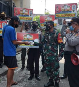 Cegah Covid-19, Babinsa Koramil 02/TB Bersama Petugas Gabungan Laksanakan Sosialisasi PPKM