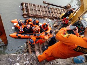 Tim SAR Akhirnya Berhasil Temukan Jasad Solihin di Dasar Kali Banjir Kanal