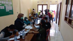 Polsek Tambelang Gelar Vaksinasi Bagi Warga Desa Sukawangi