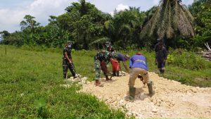 Sambut Minggu Damai Satgas Yonif 512/QY, Bantu Warga Buka Jalan Pemekaran Kampung Baru di Perbatasan Papua