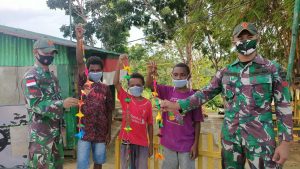 Tingkatkan Kreativitas Anak, Satgas Pamtas 131/Brs Ajarkan Kerajinan Tangan di Papua