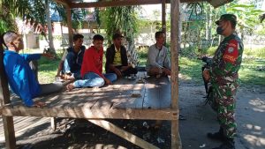 Melaui Komsos, Babinsa 13/Plkt Himbau Warga tetap Disiplin Protkes Covid-19