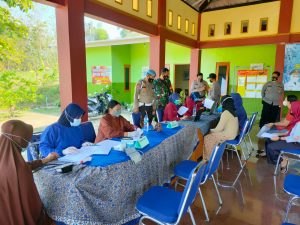 Berikan Rasa Aman Babinsa Pantau Pelaksanaan Vaksinasi di Puskesmas Gesi