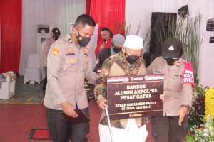 Kapolri dan Kapolda Hadiri Acara “Nostalgia” Akpol Angkatan 1993 di Polsek Tambora Dengan Mambagikan Sembako 2000 Paket Kepada Warga yang Terdampak Covid