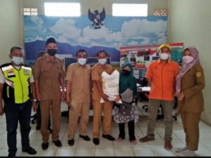 Kabupaten Bogor Menyalurkan Pembagian Bantuan Beras Seberat 10kg PPKM 2021 Untuk Warga Desa Dramaga