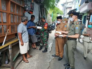 Sasar Jalan Kalianyar, Babinsa Koramil 02/TB Bersama Petugas Gabungan Gelar Sosialisasi PPKM