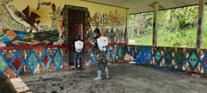 Cegah Penyebaran Covid-19, Satgas Yonif 512/QY Lakukan Penyemprotan Disinfektan di Kampung Perbatasan