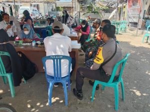 Babinsa Koramil 1628 – 02/Sekongkang Dampingi dan Amankan Vaksinasi Massal di Puskesmas Maluk